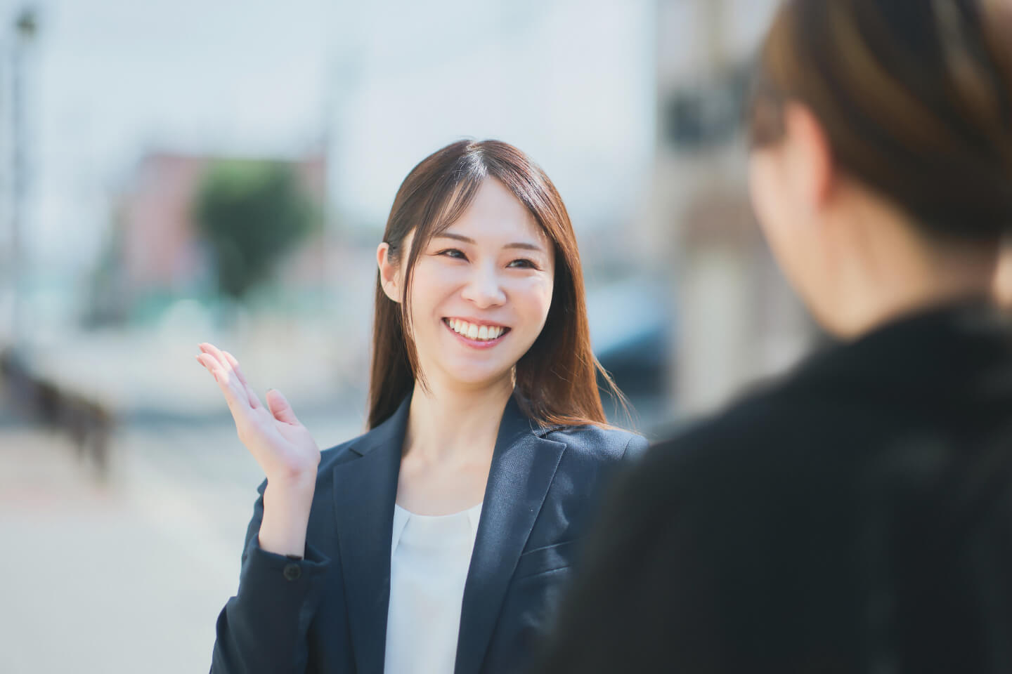お客様に寄り添って相談するスタッフ