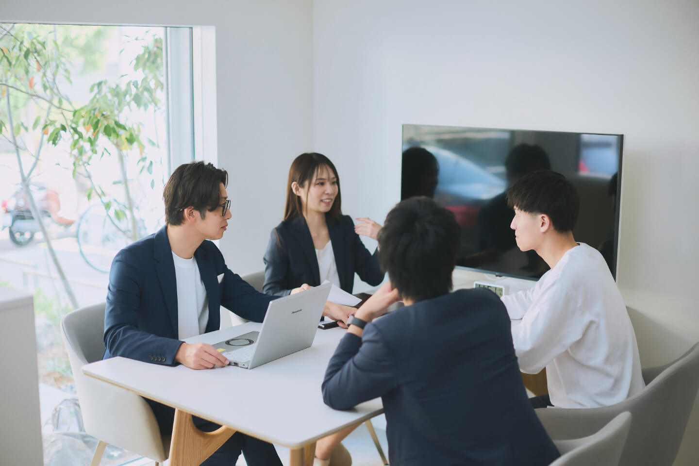 住まいについて相談する家族