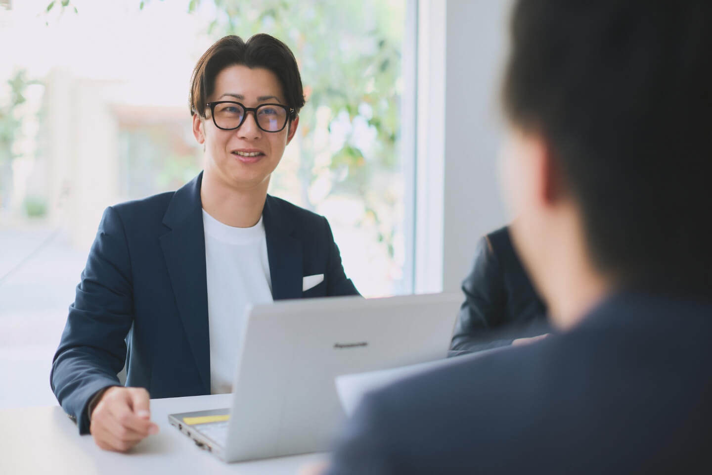 不動産の購入と売却を相談する様子